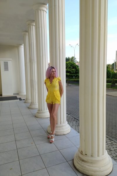 Платье-комбинезон желтое