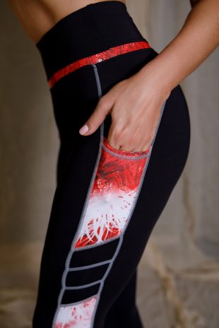 Черные легинсы с красным узором по бокам. Купальники и фитнес одежда Краснодар Fitneslavka